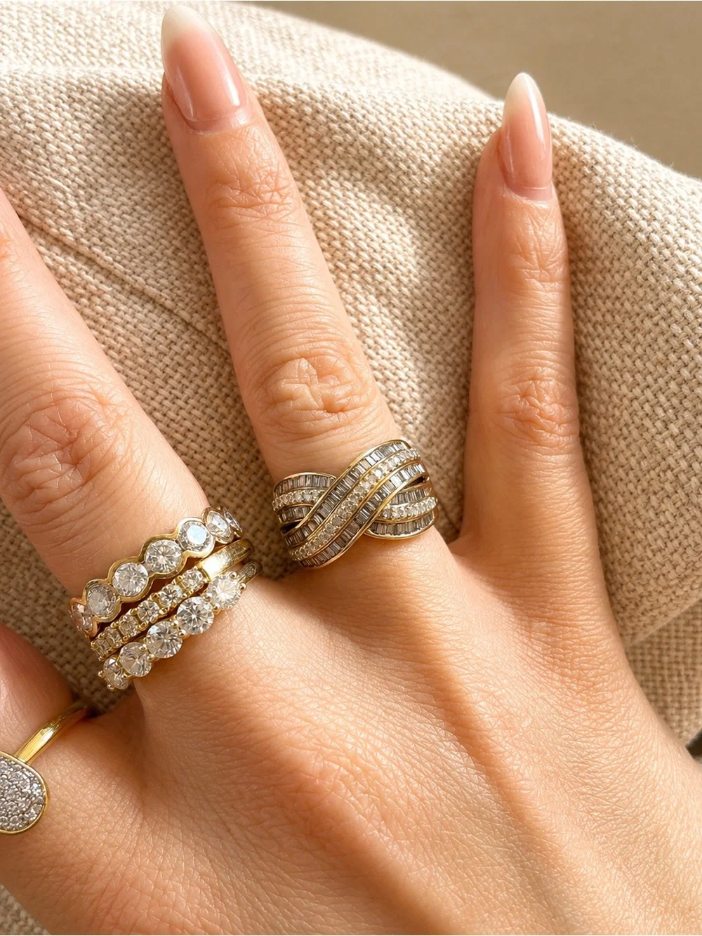 Stunning 10kt gold crossover diamond ring